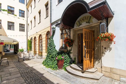 Property building, Patio, Facade/entrance, Neighbourhood