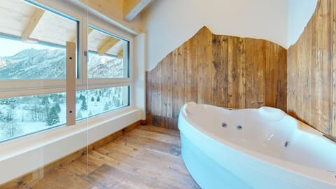 Hot Tub, Mountain view