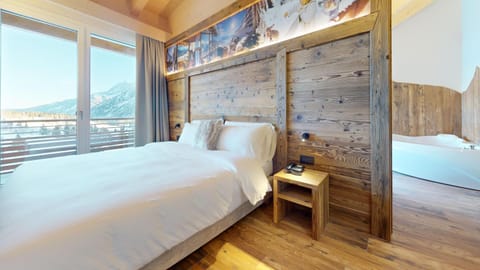 Photo of the whole room, Bedroom, Mountain view