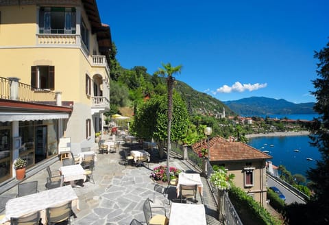 Garden, Balcony/Terrace, Decorative detail, Lake view