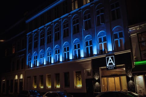 Property building, Facade/entrance, Night