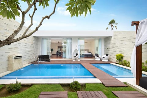 Property building, Patio, Day, Natural landscape, Garden, Garden view, Pool view, Swimming pool, sunbed