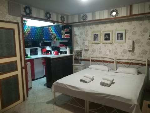 Bed, Kitchen or kitchenette