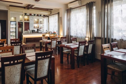 Restaurant/places to eat, Communal lounge/ TV room, TV and multimedia, Living room, Seating area, Evening entertainment