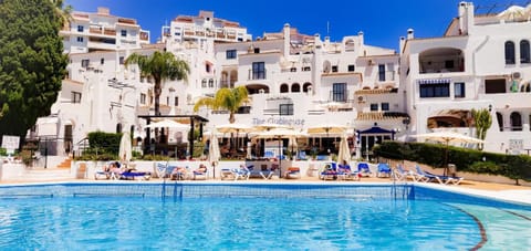 Pool view, Swimming pool, sunbed