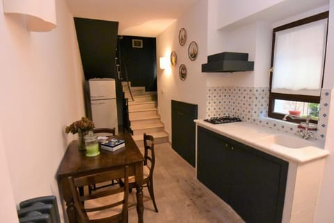 Coffee/tea facilities, Kitchen or kitchenette, Dining area