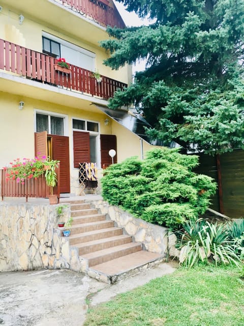 Facade/entrance, Balcony/Terrace