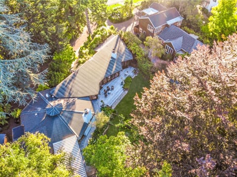 Property building, Spring, Day, Neighbourhood, Bird's eye view, Garden, Balcony/Terrace, Spa and wellness centre/facilities, Garden view, Parking, concierge, air conditioner