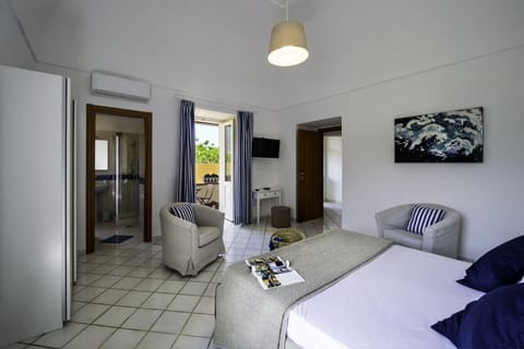 Bathroom, TV and multimedia, Balcony/Terrace, Photo of the whole room, Bedroom