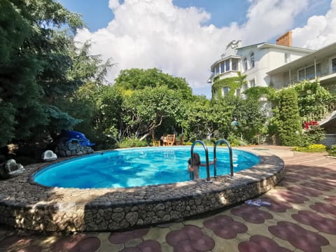 Property building, Garden, Balcony/Terrace, Swimming pool
