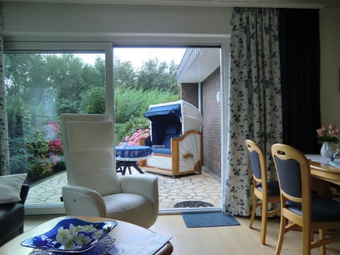 Living room, Photo of the whole room, Decorative detail, Garden view