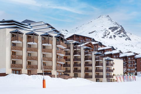 Property building, Nearby landmark, Day, Natural landscape, Winter, City view, Mountain view