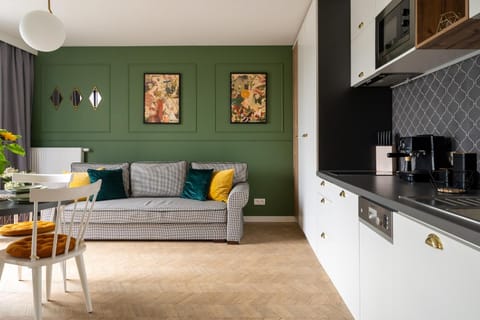 Kitchen or kitchenette, Living room, Seating area, Dining area