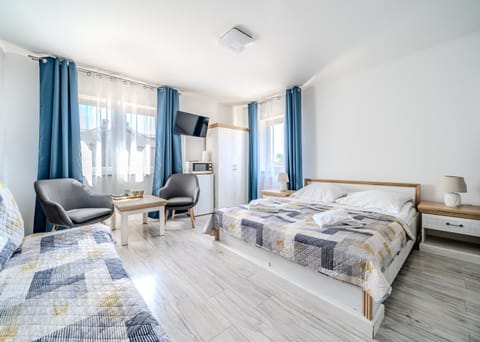 Bed, TV and multimedia, Coffee/tea facilities, microwave