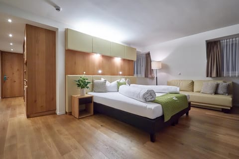 TV and multimedia, Living room, Seating area, Bedroom, Mountain view