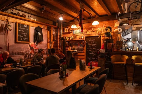 Restaurant/places to eat, Lounge or bar