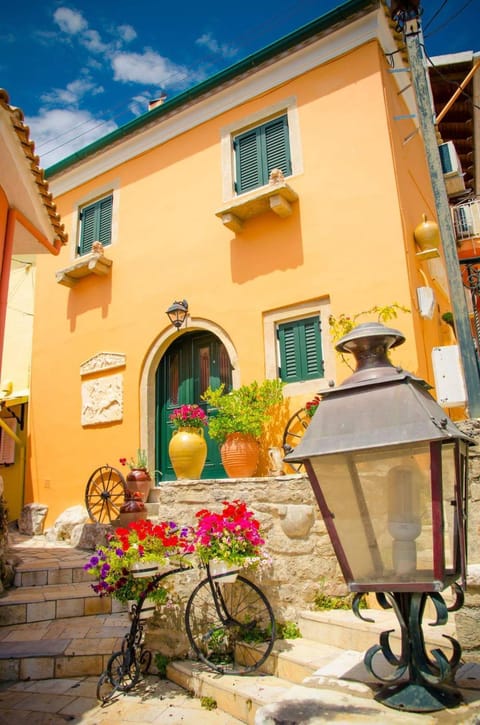 Facade/entrance