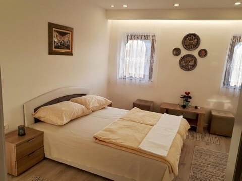 Bed, Decorative detail, Dining area, Bedroom