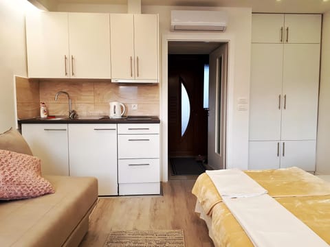 Coffee/tea facilities, Kitchen or kitchenette, Living room, Seating area, Bedroom