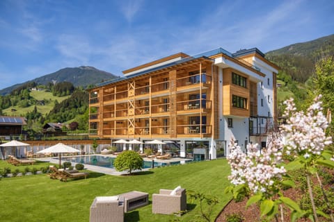 Property building, Garden, Swimming pool, sunbed