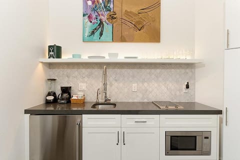 Kitchen or kitchenette, minibar