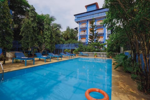 Property building, Garden, Garden view, Swimming pool, sunbed