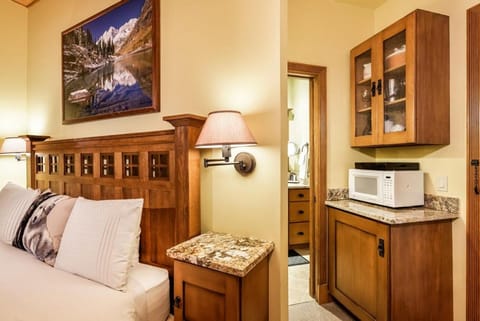 Kitchen or kitchenette, minibar