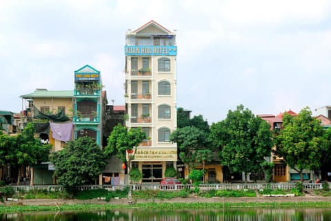 Property building, Day, Natural landscape, Location