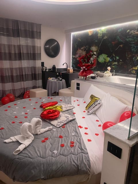 Bed, Hot Tub, Sauna, Coffee/tea facilities, View (from property/room), Living room, Photo of the whole room, Decorative detail, Bedroom, City view, Landmark view, bidet, internet, locker, towels