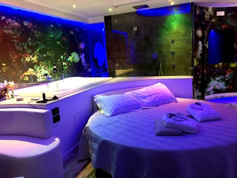 Bed, Hot Tub, Sauna, Coffee/tea facilities, View (from property/room), Spa and wellness centre/facilities, Photo of the whole room, Bedroom, City view, Landmark view, bidet, internet, locker, towels