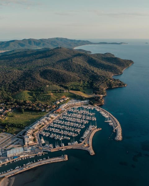 Property building, Nearby landmark, Natural landscape, Bird's eye view, Beach, Mountain view, Sea view