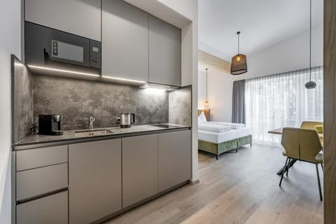 Coffee/tea facilities, Kitchen or kitchenette, Dining area, minibar, stove