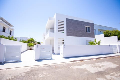 Property building, Facade/entrance, Day, Parking