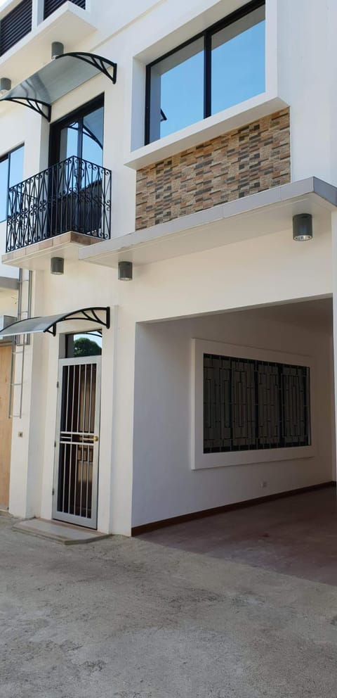 Facade/entrance, Balcony/Terrace