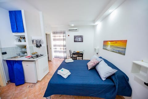 Bed, Coffee/tea facilities, Kitchen or kitchenette, Living room, Photo of the whole room, Seating area, Bedroom, towels, air conditioner