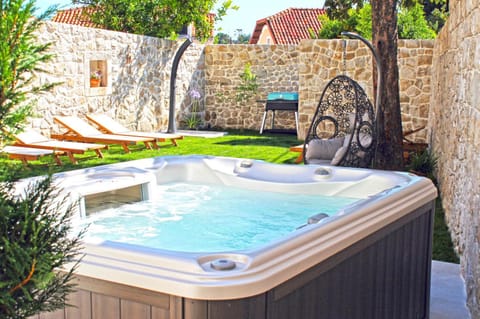 Garden, Hot Tub