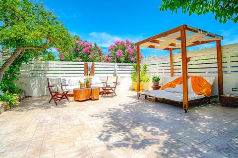 Patio, Day, Summer, Garden, Garden, Seating area, Text overlay, Garden view, Garden view, sunbed