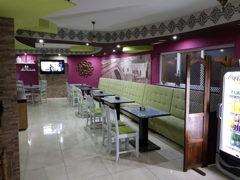 Restaurant/places to eat, Lounge or bar