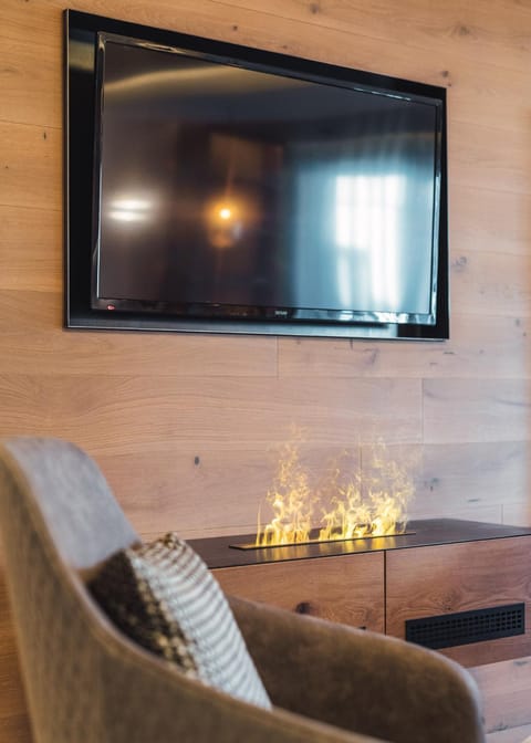 Lobby or reception, fireplace