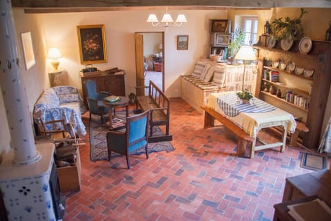 Toilet, Coffee/tea facilities, Seating area, Dining area