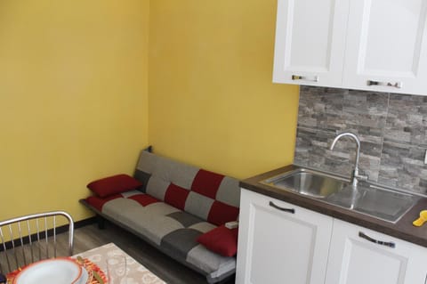 Kitchen or kitchenette, dishwasher