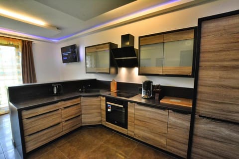 TV and multimedia, Coffee/tea facilities, Kitchen or kitchenette, Living room, Photo of the whole room, Decorative detail, Seating area, Dining area, pet friendly, stove