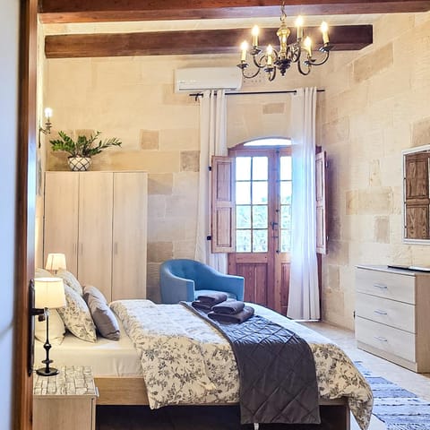 Photo of the whole room, Bedroom