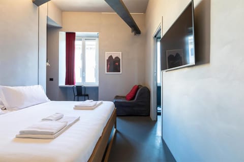 Bed, TV and multimedia, Photo of the whole room, Bedroom