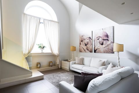 Living room, Photo of the whole room, City view