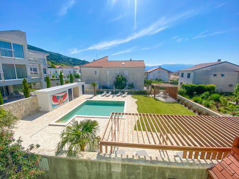 Property building, Garden, Balcony/Terrace, Pool view, Swimming pool, Swimming pool, sunbed