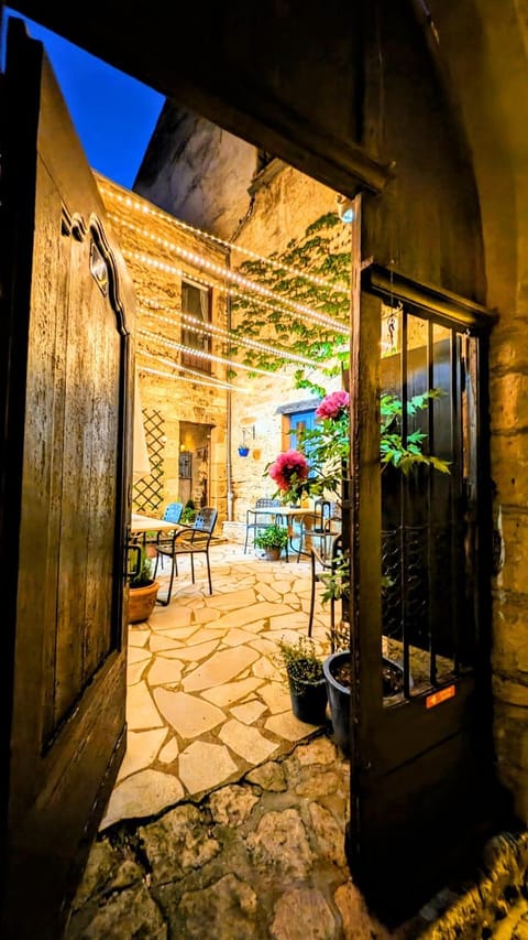 Facade/entrance, Balcony/Terrace