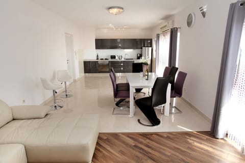 Day, Kitchen or kitchenette, Dining area