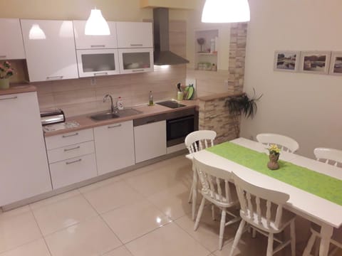 Kitchen or kitchenette, Dining area, dishwasher