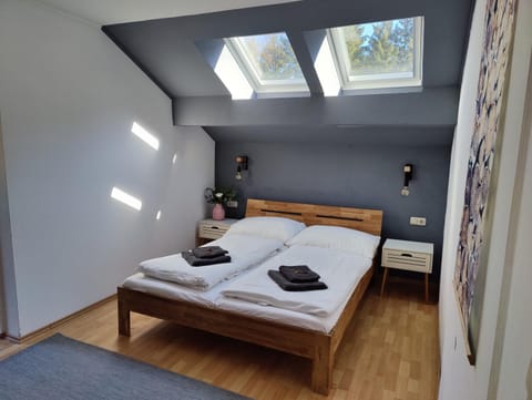 Bed, Bedroom, towels